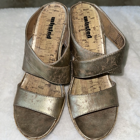 Unlisted Web of Love gold wedge sandals - Picture 2 of 7